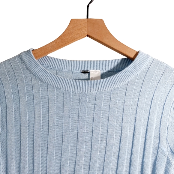 H&M bell sleeved sweater light weight size small all season excellent condition - Picture 3 of 8